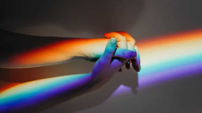 haende-regenbogen-farben-pexels-cottonbro