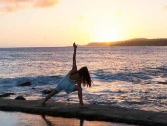 strand frau yoga