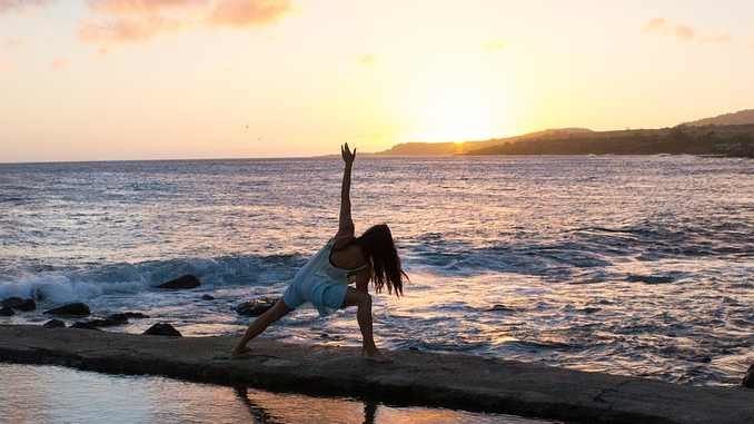 strand frau yoga