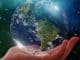 welt hand globe