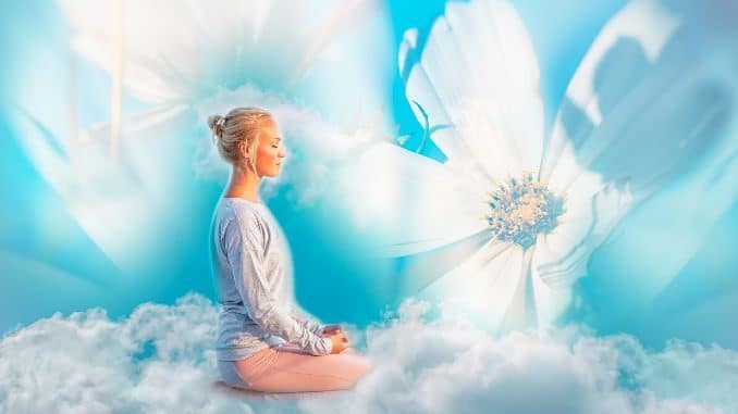 frau himmel blumen meditation