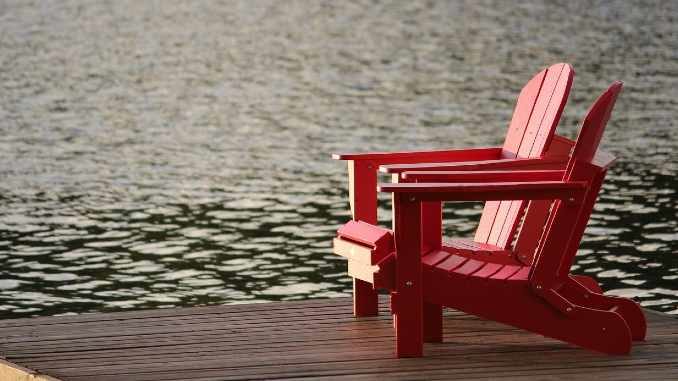stuehle steg wasser cottage