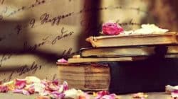 Bücherstapel mit Rosenblättern – Symbolbild zum Beitrag über Gnostiker