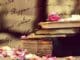 Bücherstapel mit Rosenblättern – Symbolbild zum Beitrag über Gnostiker