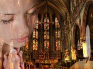 frau gebet kirche praying