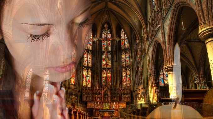 frau gebet kirche praying