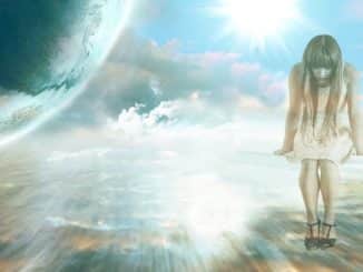 Astralreisen als Symbolbild: Frau im weißen Kleid vor Wolken und einem Planeten