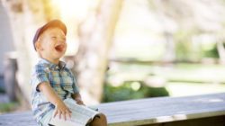 Humor und Spiritualität kind lachen boy