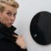 Frau vor einer Kunstinstallation – Symbolbild zum Beitrag über Selbstsucht