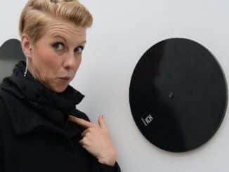 Frau vor einer Kunstinstallation – Symbolbild zum Beitrag über Selbstsucht