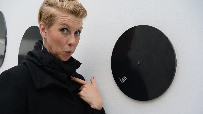 Frau vor einer Kunstinstallation – Symbolbild zum Beitrag über Selbstsucht