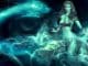 Fantasy-Frau mit einem türkis leuchtenden schlangenartigen Wesen