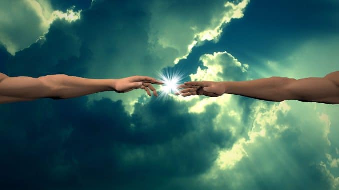 Symbolbild zu Elohim und Schöpfung: Zwei Hände nähern sich vor Wolken und einem hellen Lichtpunkt