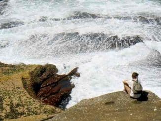 frau meer felsen water