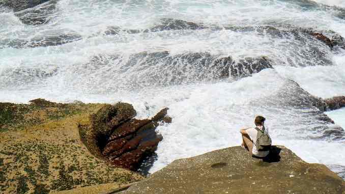 frau meer felsen water