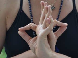 frau mudra yoga