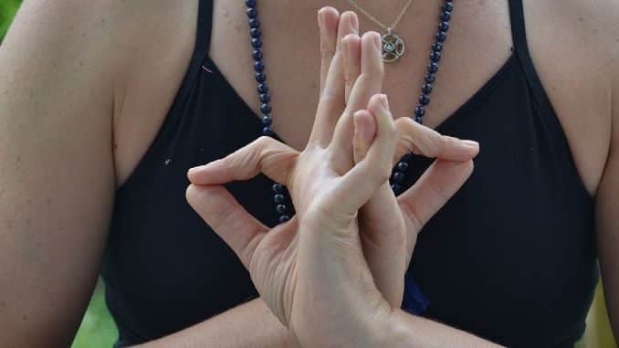 frau mudra yoga