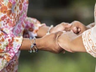 frauen haende beruehren together