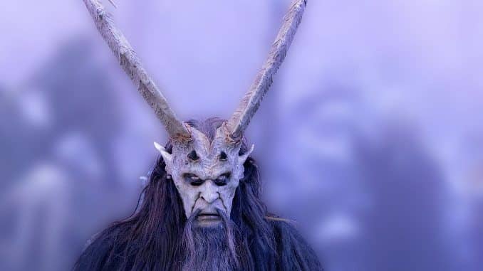 Maskierte Figur mit Hörnern und langem Haar – Fantasiedarstellung