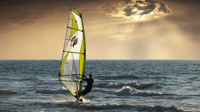 windsurfing