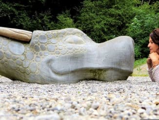 drachen kopf frau sand