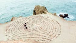 labyrinth strand meer Ashley Batz unplash