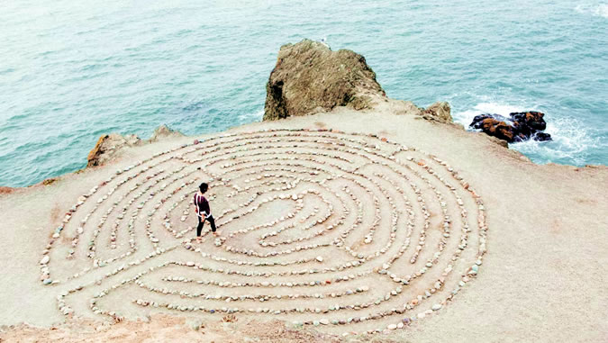 labyrinth strand meer Ashley Batz unplash