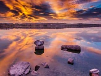 onnenuntergang incredible sunset over the lake