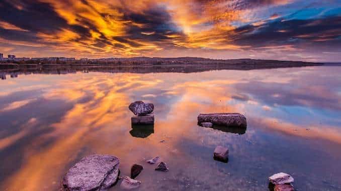 onnenuntergang incredible sunset over the lake
