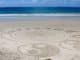 Yin und Yang: in den Sand gezeichnete Symbole am Meer