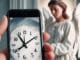 Engelszahlen als Symbolbild: Smartphone mit analoger Uhr und Engelgestalt im Hintergrund