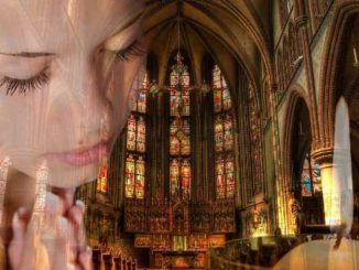 frau kirche kerze praying