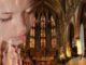 frau kirche kerze praying