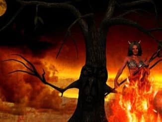 Furien als modernes Symbolbild: gehörnte Frau vor Feuer und dunklem Baum