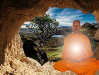 Meditierender Mönch im orangefarbenen Gewand vor einer Seenlandschaft