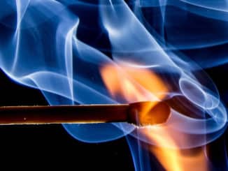 Flamme mit aufsteigendem blauem Rauch