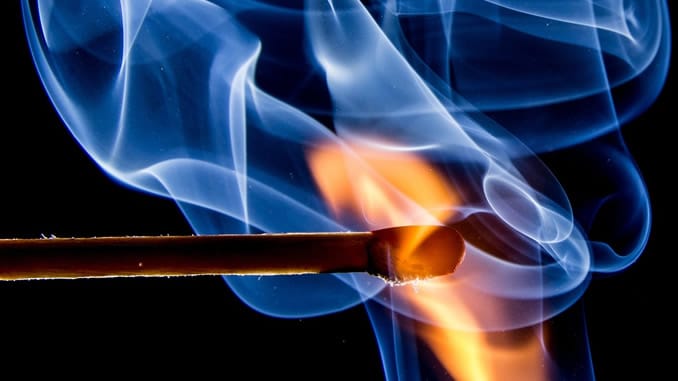 Flamme mit aufsteigendem blauem Rauch