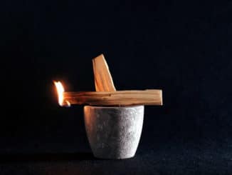Brennende Holzstücke als Symbolbild zum Räuchern
