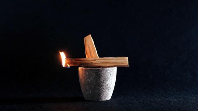Brennende Holzstücke als Symbolbild zum Räuchern