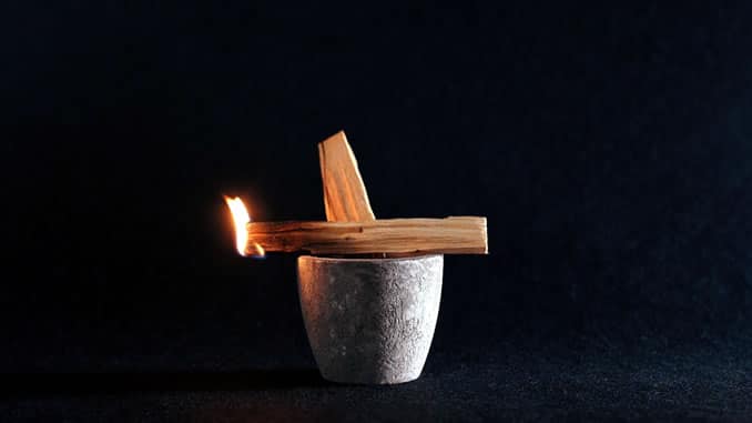 Brennende Holzstücke als Symbolbild zum Räuchern