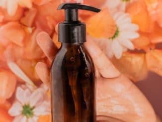 kosmetik pumpflasche hand blumen