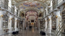 Berühmte Klosterbibliotheken: heller Bibliothekssaal im Stift Admont