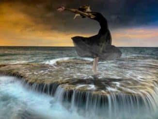 frau wasser urkraft water