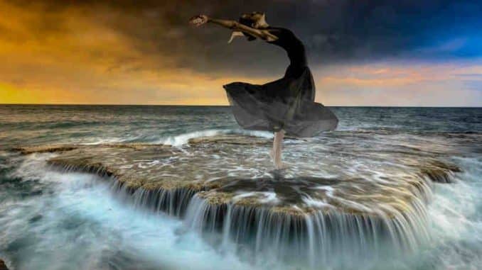 frau wasser urkraft water