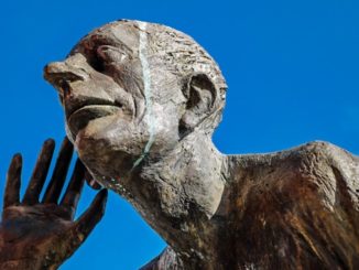 zuhören sculpture