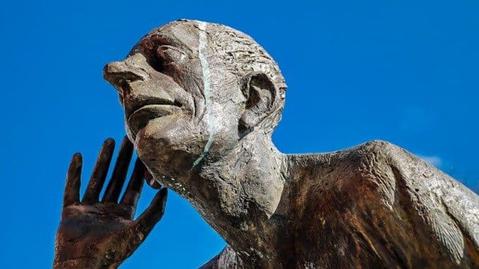 zuhören sculpture