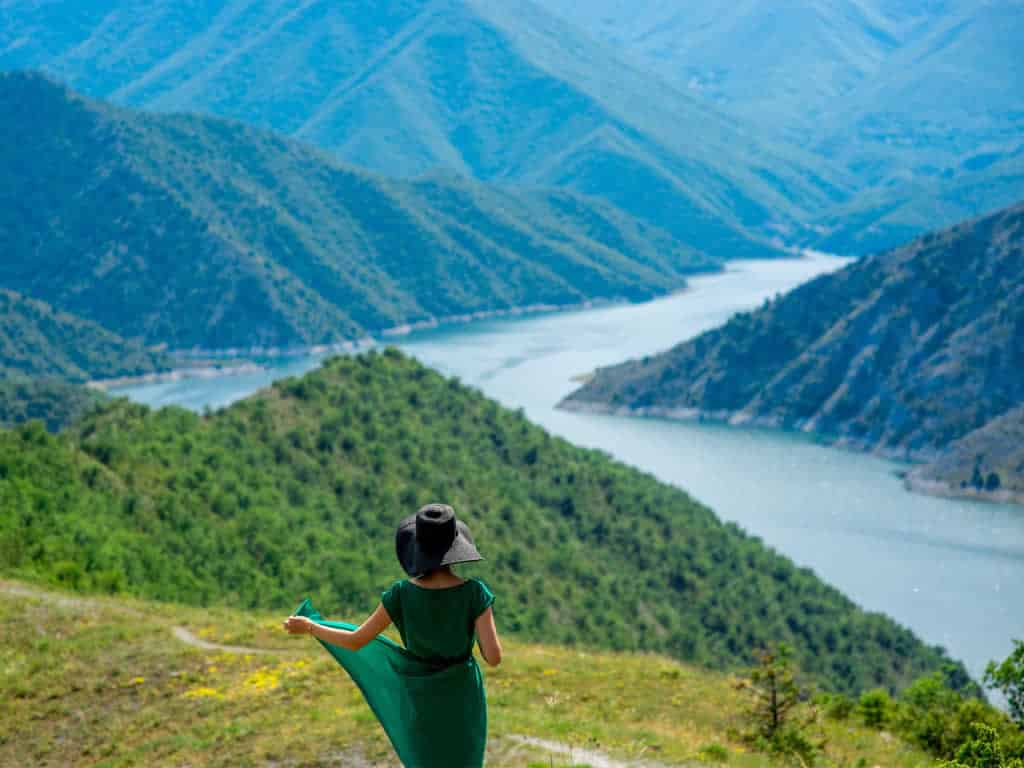 reisen mensch frau fluss kleid hut