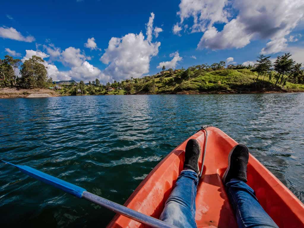 reisen natur boot kueste berge