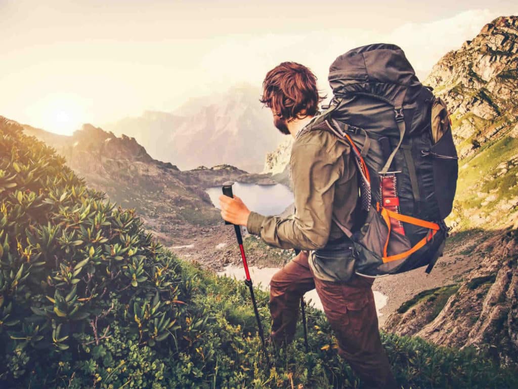 mann rucksack wandern berge