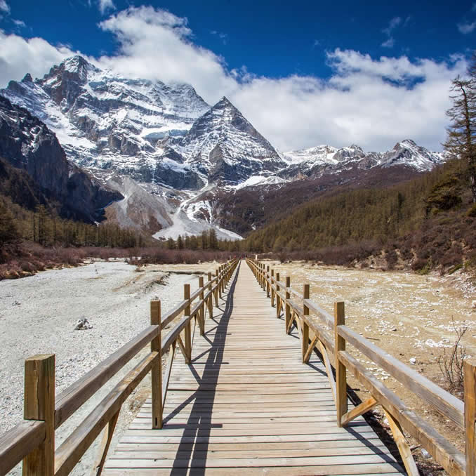 steg berge flussbett
